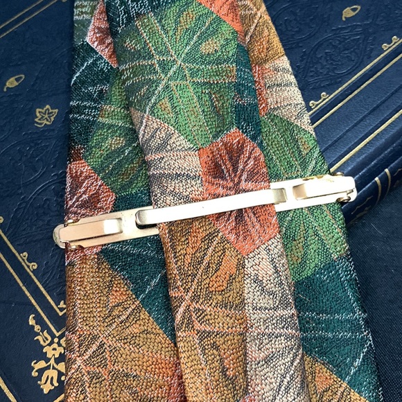 Vintage gold tone metal SLICK tie clip with Mother of Pearl daggers / knives - Picture 7 of 13